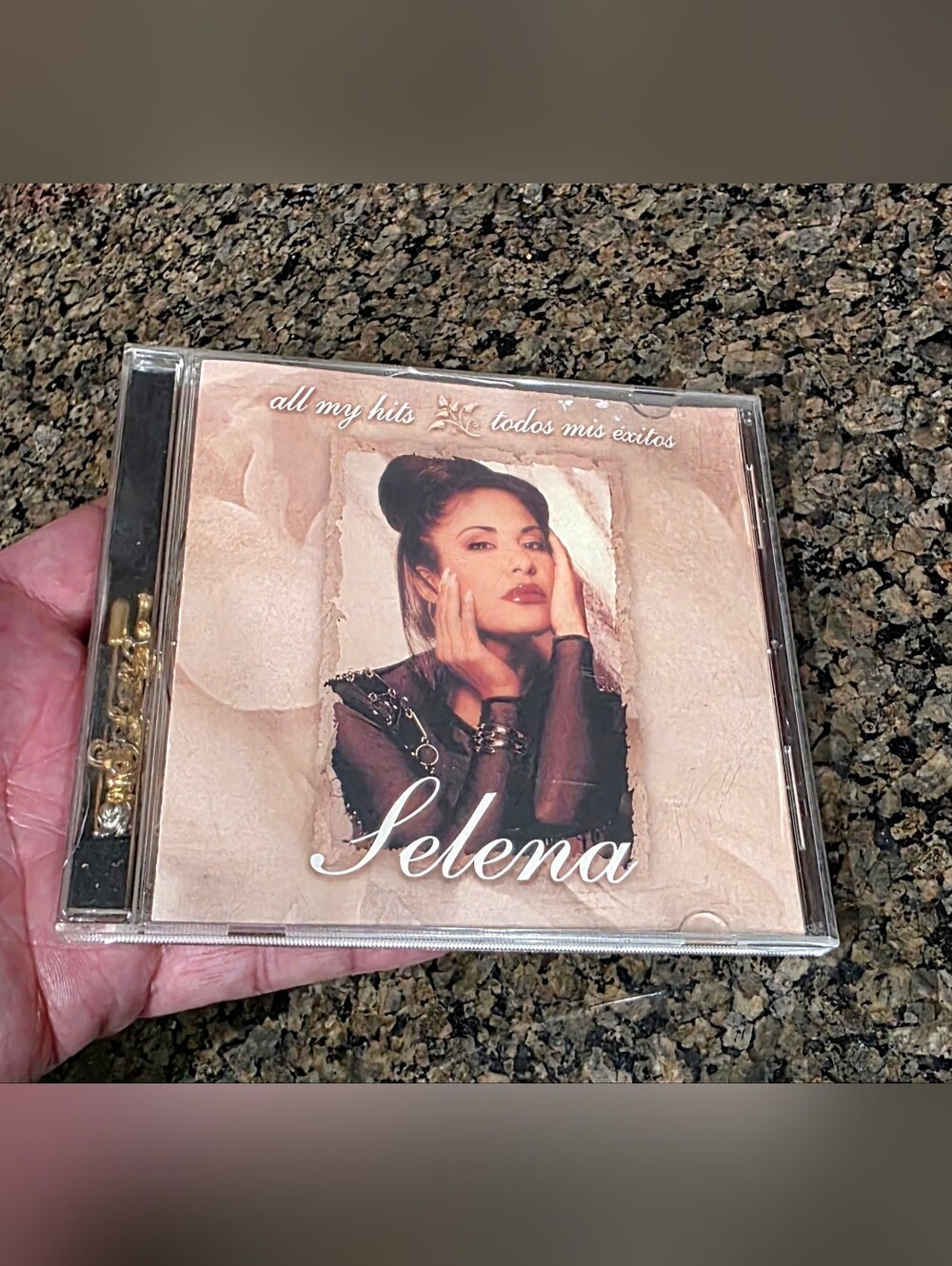 Selena  - All My Hits: Todos Mis Exitos CD 1999 EMI w/ Rare Selena Pin vintage